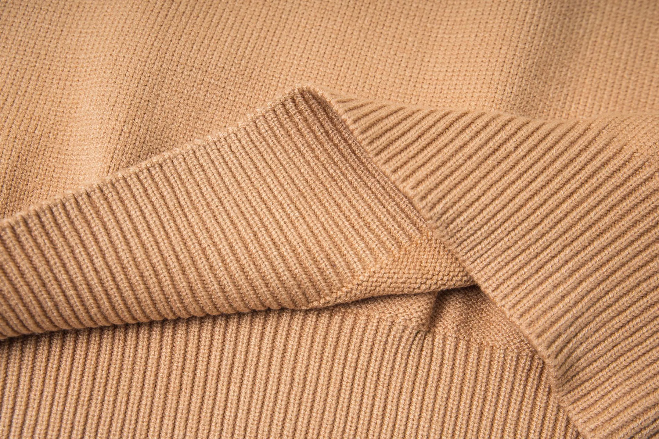 P230 Style number: Y258 Ralph Lauren POLO twist button open-chest sweater is a limited edition every year. There won’t be many styles in the store! Ralph Lauren men's half-button sweater. The shape is really nice. It can be worn alone or as a coat. It can be worn outside the inner layer. It is versatile and looks good. Tag, hanging grain, washable, packaging bag, full set of accessories. The appearance is quite high. The workmanship is super exquisite. Color: navy, gray, apricot, navy. Size: S M L XL